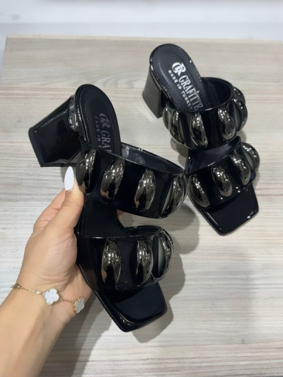 Topuklu Perçinli Kesik Burunlu Rugan Terlik